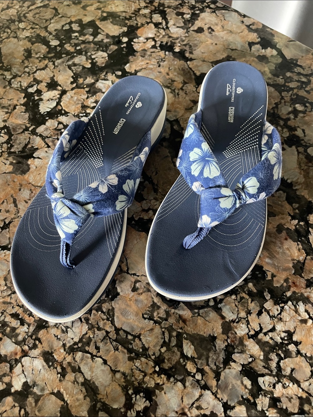 EUC Clarks Blue Floral Knot-Top Thong Sandals size 9